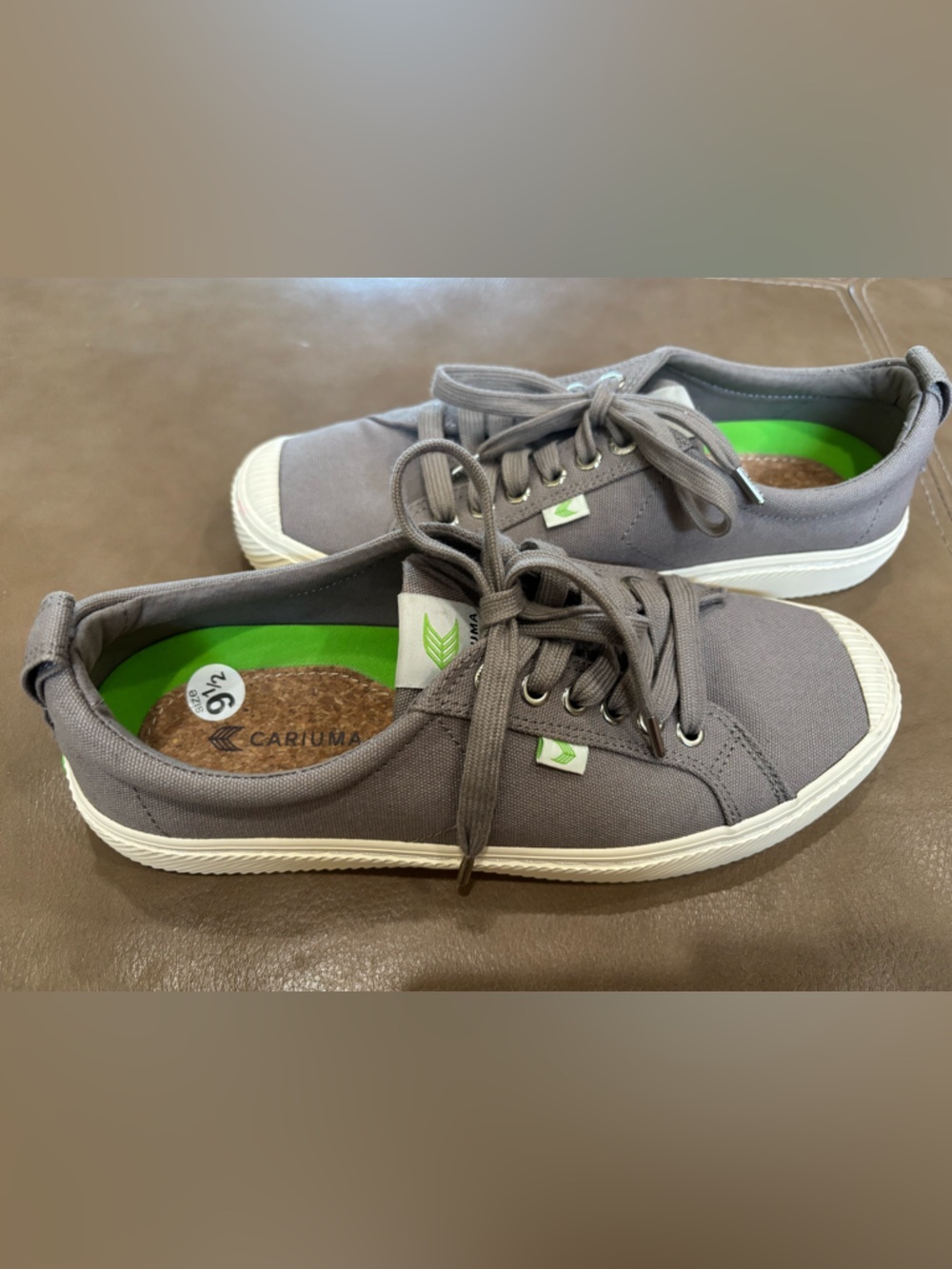 Cariuma Women’s Gray Canvas Low-Top minimalist Sneakers - Picture 5 of 7